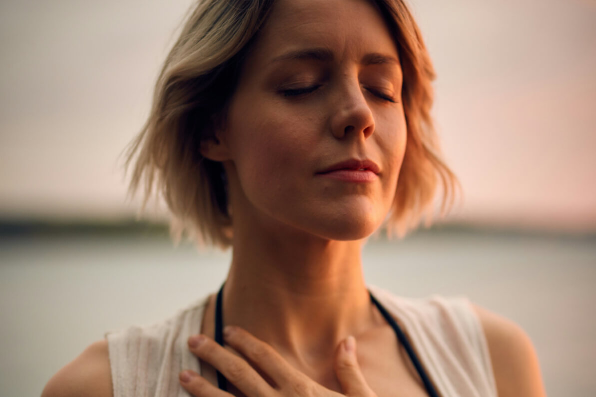 Chica joven meditando