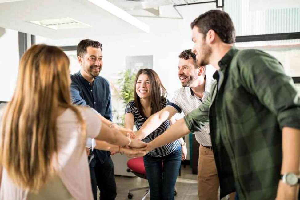 Equipo de gente alegres tras el éxito de un proyecto