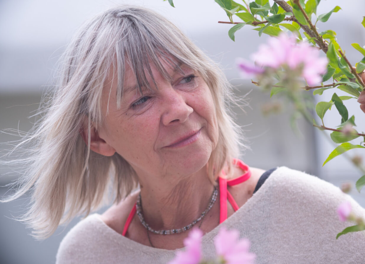 Señora de avanzada edad en un entorno de naturaleza