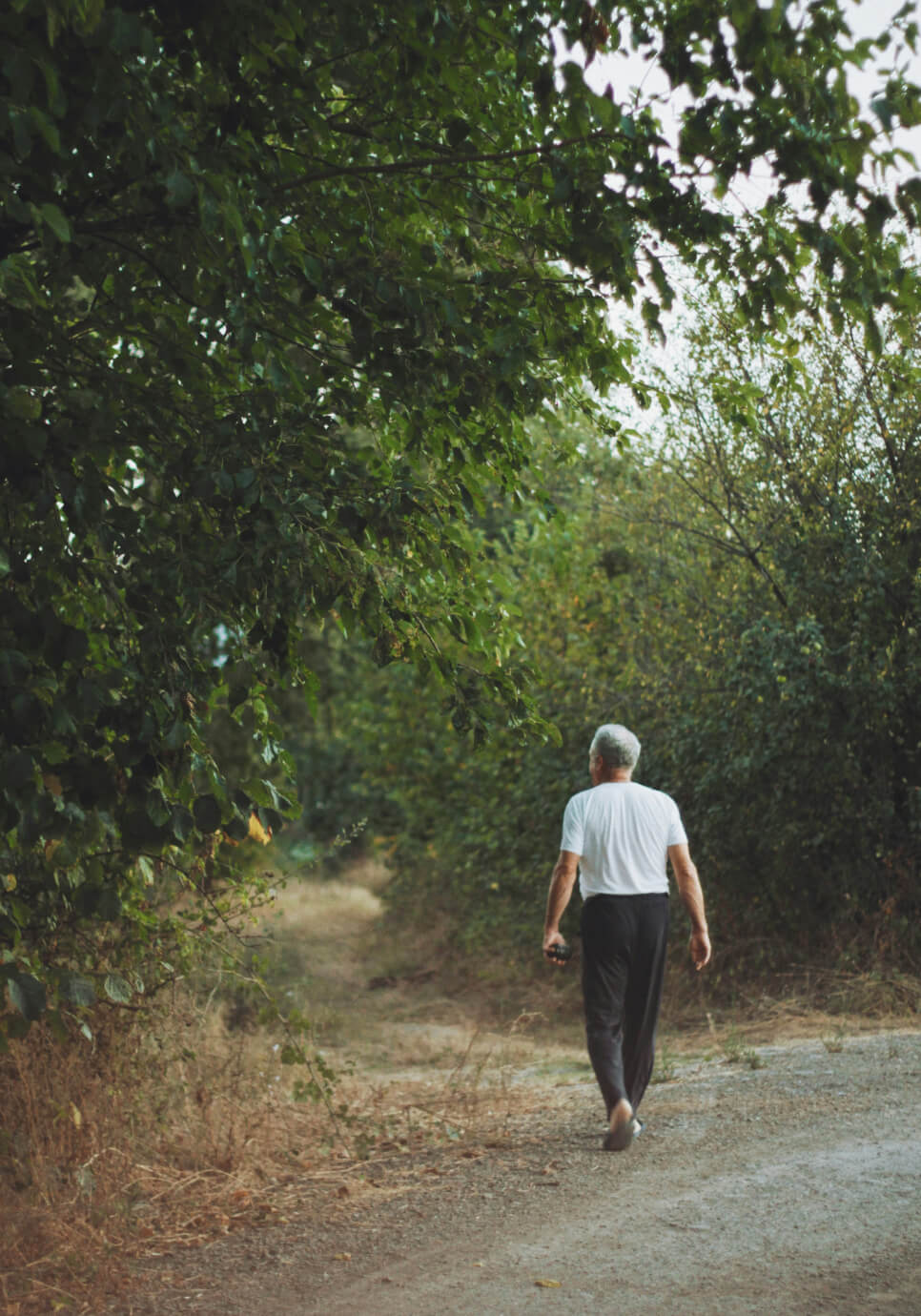 Hombre caminando por camino de tierra